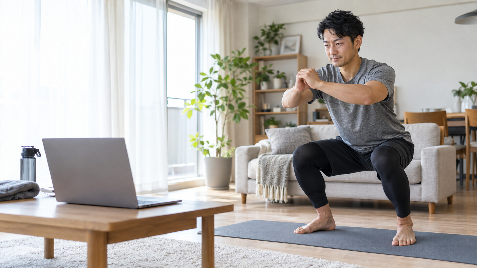 自宅でオンラインの運動をする男性